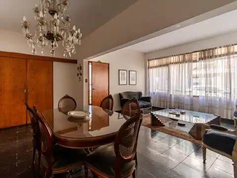 Casa 10 ambientes con 4 baños