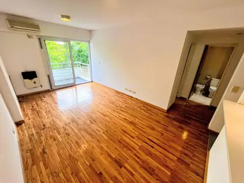Departamento en venta de un dormitorio con balcón al frente - La Paz 1200
