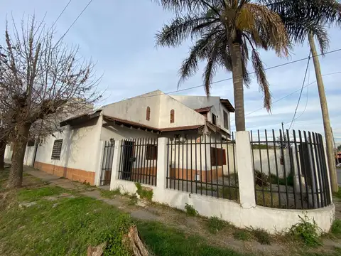 Casa de 2 Dormitorios y amplio Playroom/Altillo!!!