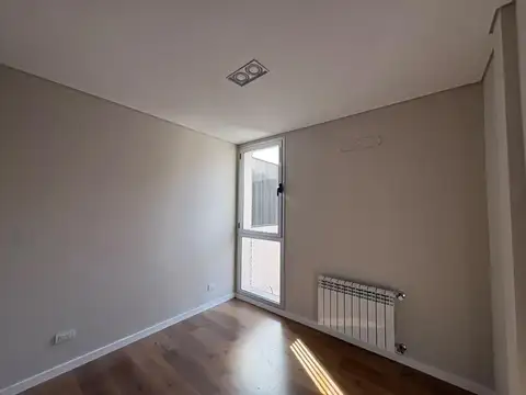 Casa de pasillo reciclada de 3 dormitorios a metros de Bv. Oroño
