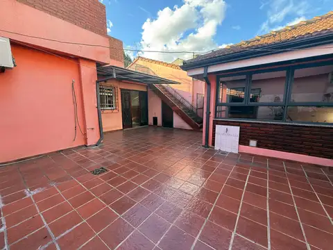 Imperdible chalet con patio y terraza, 3 ambientes, en barrio Los Cedros