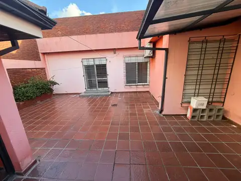 Casa en Alquiler con 3 cocheras