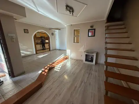 Imperdible chalet con patio y terraza, 3 ambientes, en barrio Los Cedros