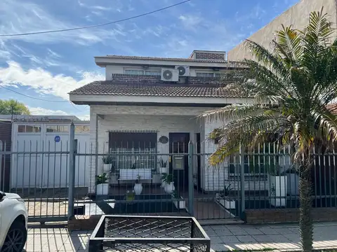 Casa  en venta con 4 dormitorios, fondo y pileta, Lomas de Zamora
