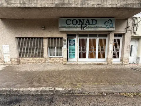 Consultorios privados. Sala de espera. Cocina y baño común.