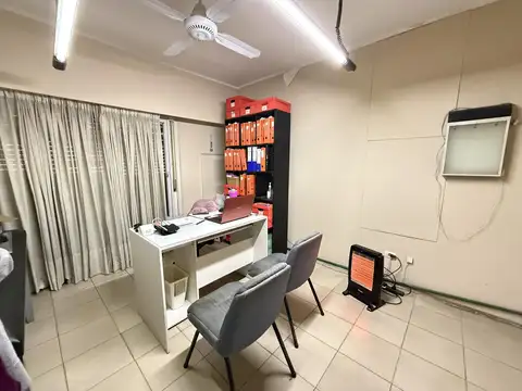 Consultorios privados. Sala de espera. Cocina y baño común.
