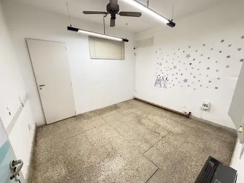 Consultorios privados. Sala de espera. Cocina y baño común.