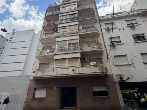 Amplio 2 ambientes al frente con patio , muy luminoso