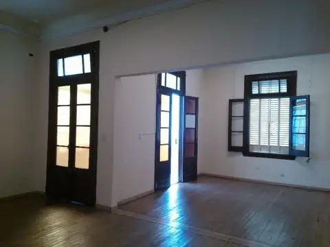 Casa Antigua sobre avenida 7 entre 35 y 36. entrada para autos, fondo.  Lote 7.50 x 39.99