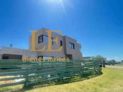 Casa 5 ambientes con 4 baños