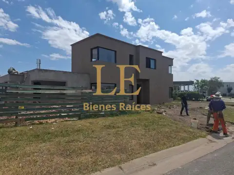 Casa en Venta con 4 cocheras