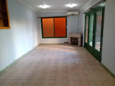 casa de 5 amb.  con cocheras para varios auto y fondo libre