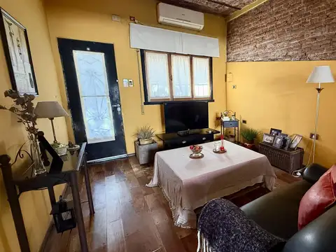 Casa en venta de dos dormitorios APTO CRÉDITO - Rosario, Azcuénaga