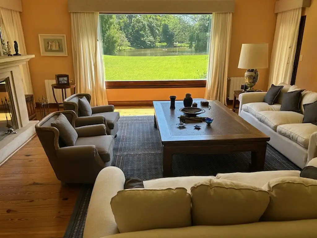 Casa - 451  m² Cubierta | 4 dormitorios | 27 años | 4 baños | 9 ambientes | 2 cocheras