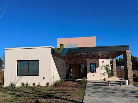 Venta de casa a la laguna en CAZAL