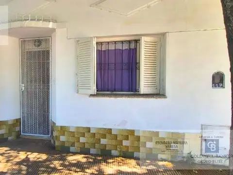 Casa con dos habitaciones, cochera y patio . villa mercedes 