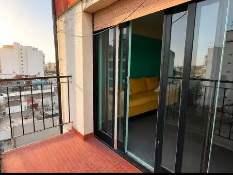 Alquier depto 2 amb. con balcón, Piso alto.