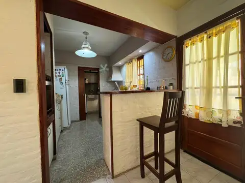 Casa 6 ambientes con 2 baños