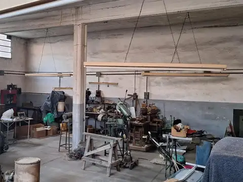 Galpón con casa con techo de losa en olivos-Zona industrial