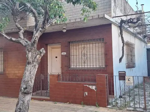 Galpón con casa con techo de losa en olivos-Zona industrial