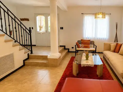 Casa en Alquiler con 4 cocheras