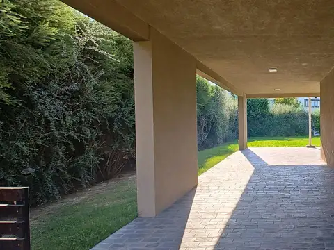 Casa en Alquiler con 3 cocheras