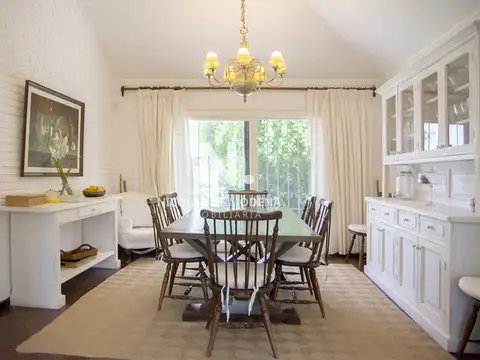 Casa 4 ambientes con 2 baños