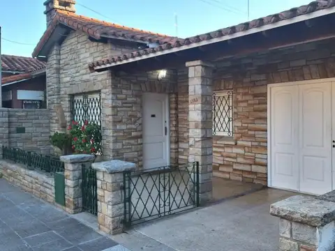 Casa en venta - 3 Dormitorios 2 Baños - Cochera - 173Mts2 - Miramar
