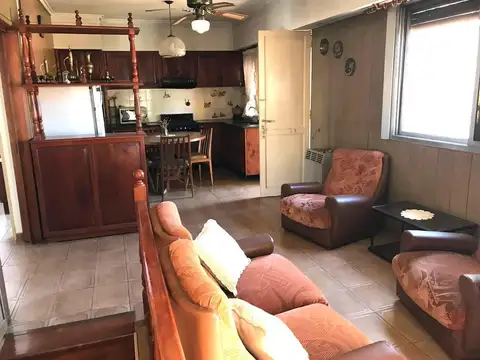 Casa 6 ambientes con 2 baños