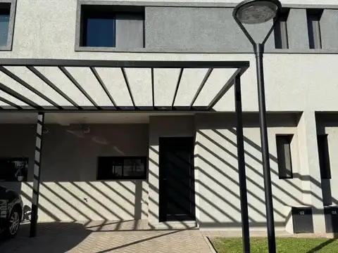 Casa de tres dormitorios en complejo con Pileta y quincho