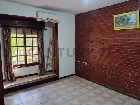 Casa 5 ambientes con 1 baño