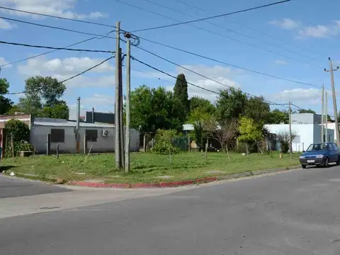 Casa con terreno en  avenida ideal para inversores