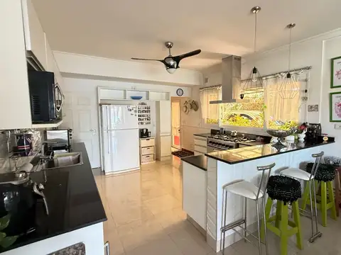 Casa 10 ambientes con 5 baños