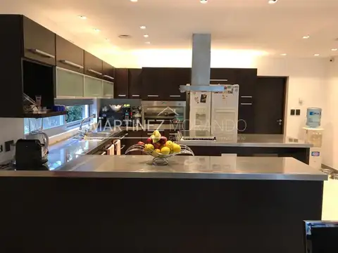 Casa 8 ambientes con 5 baños