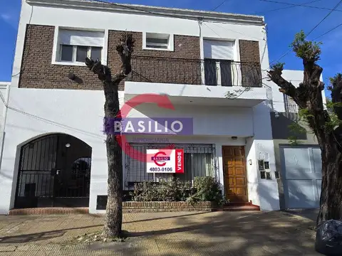 VENTA | CASA MULTIFAMILIAR CON GRAN FONDO Y COCHERA PASANTE – CARAPACHAY