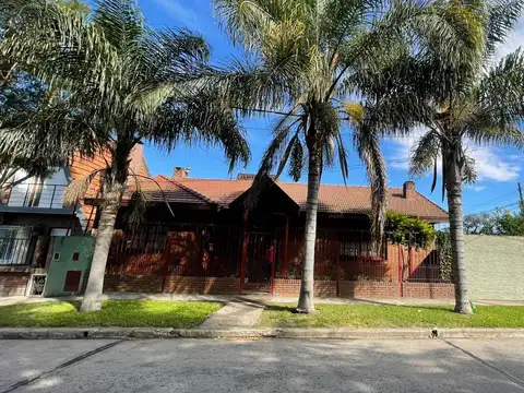 Venta Casa 3 ambientes con Cochera y 2 Patios
