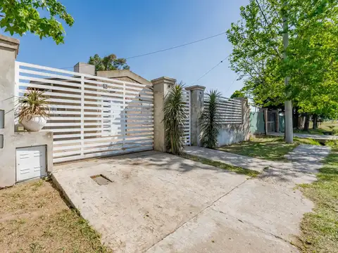 VENTA - Casa 2 dormitorios con jardín y cochera - Barrio Tango, Fisherton.