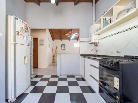 VENTA - Casa 2 dormitorios con jardín y cochera - Barrio Tango, Fisherton.