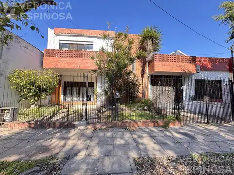 Casa de cuatro ambientes en venta, Moron Sur