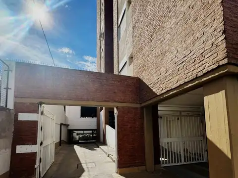 Venta de cochera en edificio moreno 1035