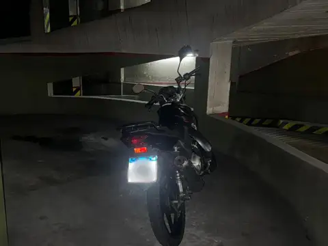 Amplia cochera para  moto 