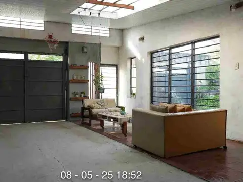 Casa 7 ambientes con 2 baños