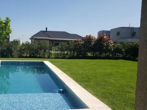 Casa en Alquiler con 2 cocheras