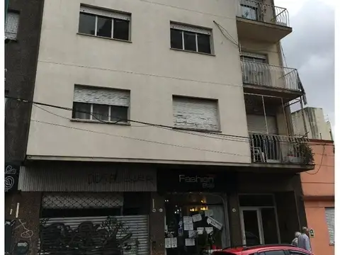 Amplio dpto 2 ambientes a metros de Av. Maipu, con cocina co