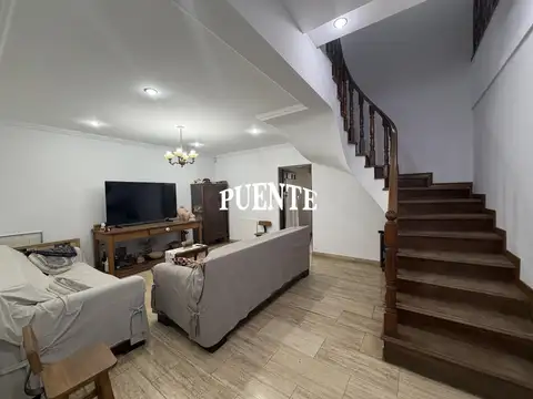 Casa en venta 4 dormitorios con garage, parque y piscina en Banfield Este