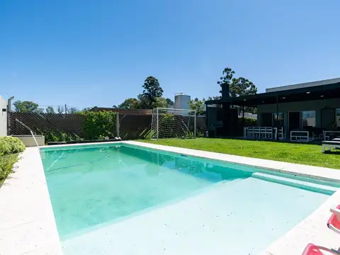 CASA EN VENTA CITY BELL 3 DORMITORIO PARQUE PILETA