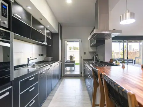 CASA EN VENTA CITY BELL 3 DORMITORIO PARQUE PILETA