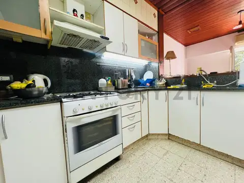 CASA 4 AMBIENTES CON COCHERA Y JARDIN - VICENTE LOPEZ