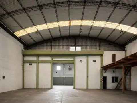 Galpón en Venta en Burzaco | 550 m² Cubiertos | Excelente Altura y Playa al Frente
