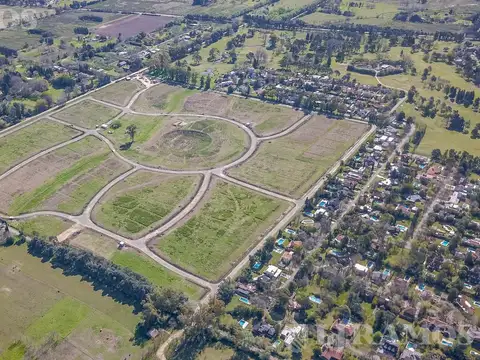 Alcanforero y Los Ombues s/n, Pilar